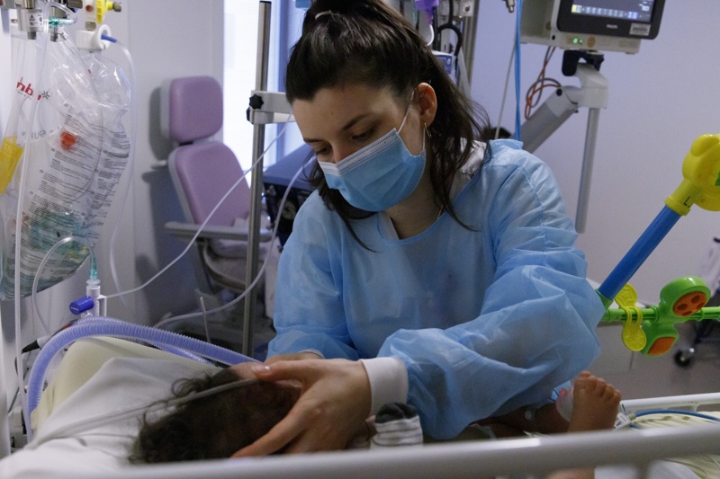 une infirmière avec un enfant en pédiatrie