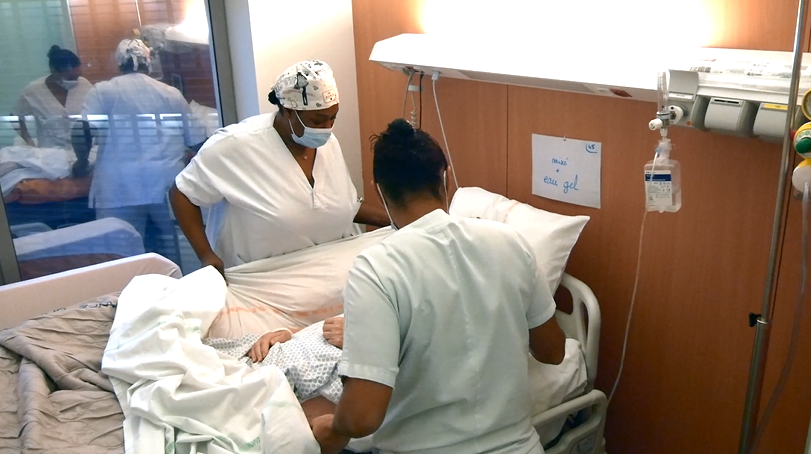 Deux infirmières s'occupent d'une patiente hospitalisée 
