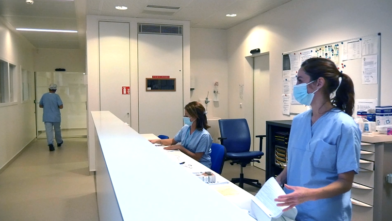 deux infirmières à l'accueil de l'unité chirurgie ambulatoire 