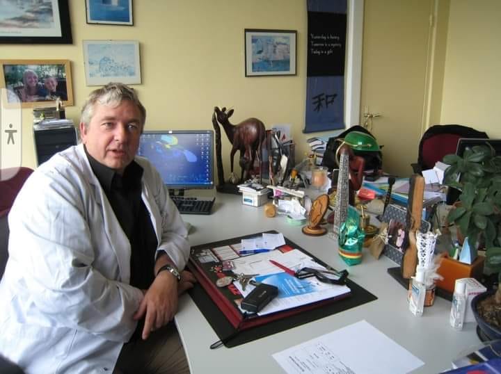 photo Dr Troisvallets à son bureau 