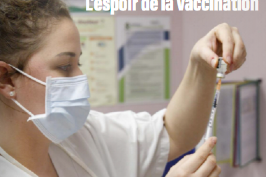 Une infirmière qui prépare la vaccination 