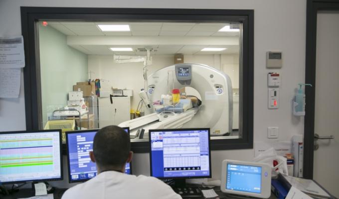 un médecin derrière les images d'un IRM
