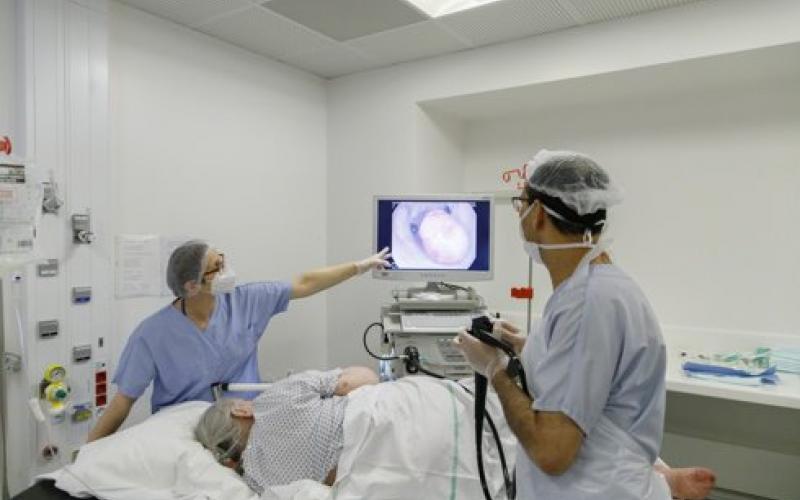 deux médecins passent une endoscopie à une patiente 